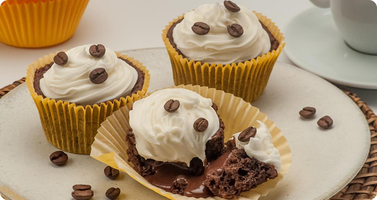 Imagem de um cupcake com grãos de café e um chantilly